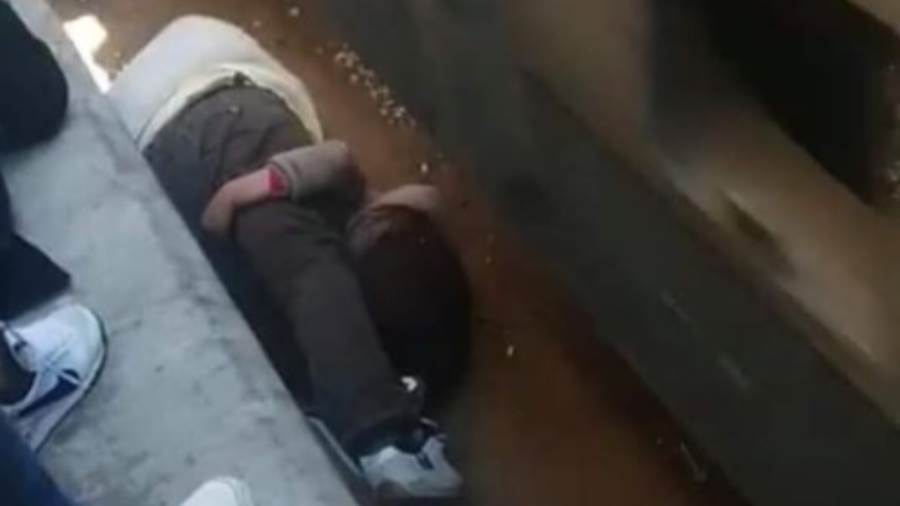 في مصر..ينقذ ابنته من تحت عجلات القطار (فيديو)