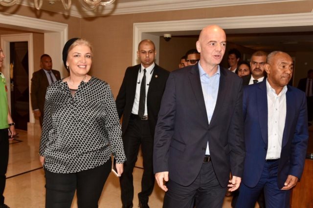 استعمل أموال الـ”كاف” للحج: رئيس الـ”فيفا” يتوعد احمد احمد ويفضح الفساد في كرة القدم الإفريقية