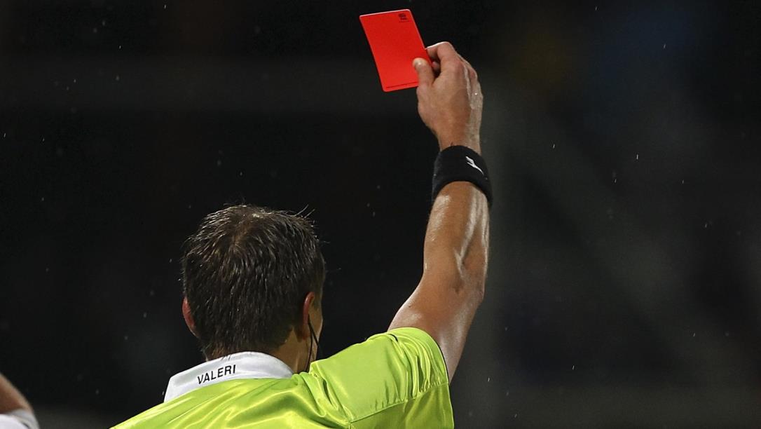 حكم إيطالي “نطح” لاعبا وأحاله على المستشفى