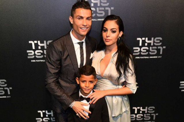 إلى جانب فيغو ..روبارتو كارلوس وبوغبا: الإمارات تمنح كريستيانو الإقامة الدائمة