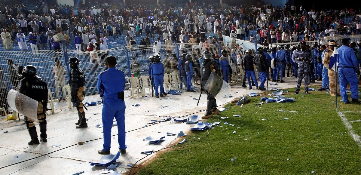 الـ”كاف” يعاقب الهلال السوداني بعد أحداث ملعب أم درمان الـ”كاف” يعاقب الهلال السوداني بعد أحداث ملعب أم درمان