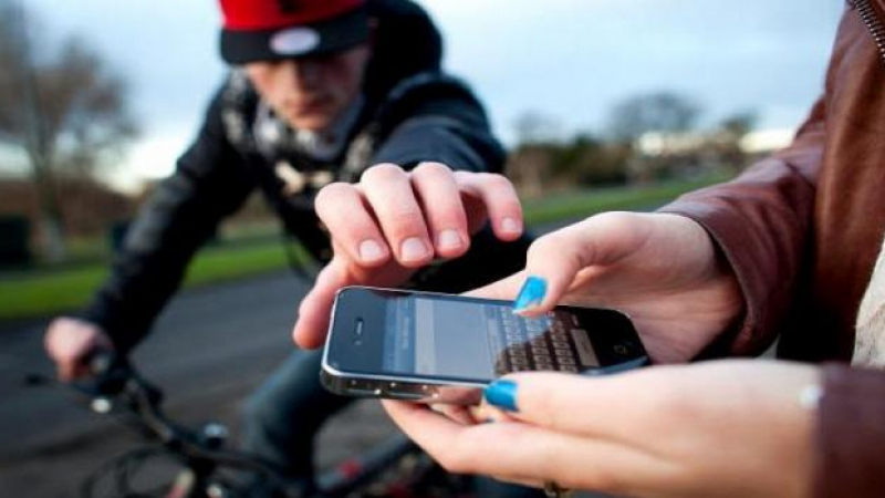 القبض على شاب بعد استعماله هاتفا مسروقا