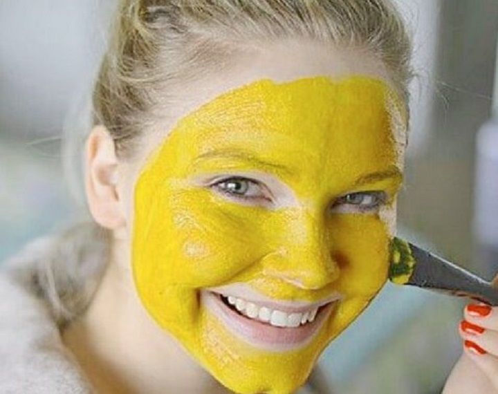 بشرة فاتحة وجميلة بالكركم