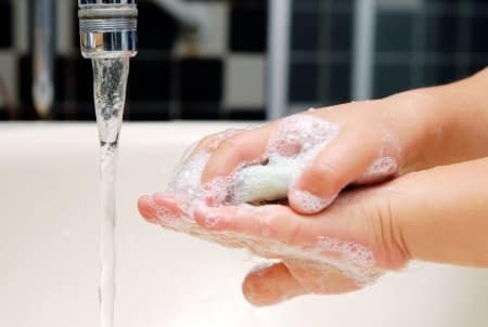 رسالة إلى كورونا: سنقهرك بأحواض اغتسال لم تكن يوما على ذمتنا…