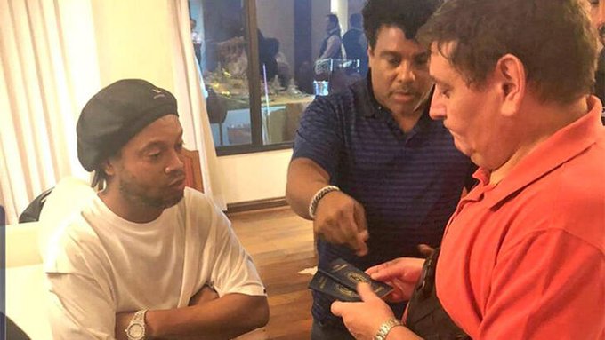 شرطة باراغواي تحتجز رونالدينيو