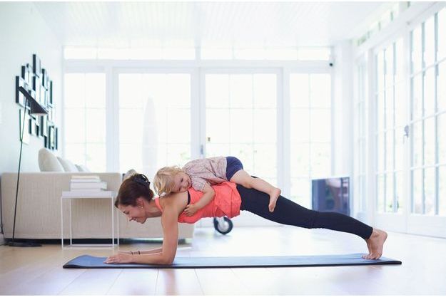 صورة اليوم: حمّالة الأمل بعيدا عن موطن العمل