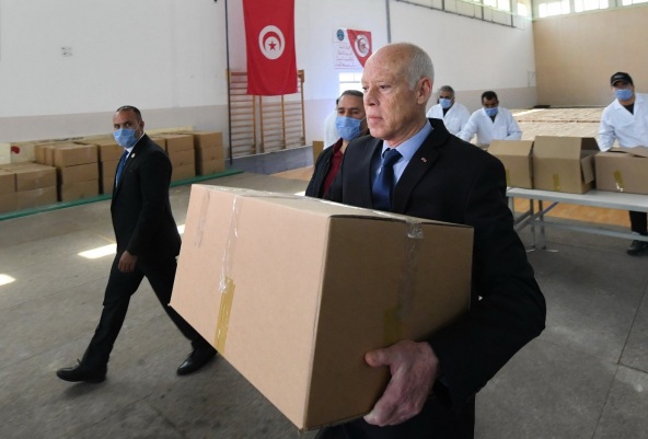 Kais Saied participe au chargements des aides sociales