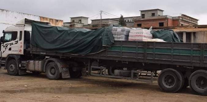 قفصة : مسؤول بمنظمة الأعراف يتدخل في توزيع السميد والفارينة