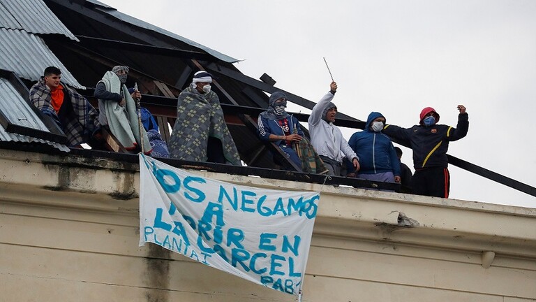 مساجين يتمردون تفاديا لعدوى كورونا بعد إصابة مسؤول بالسجن