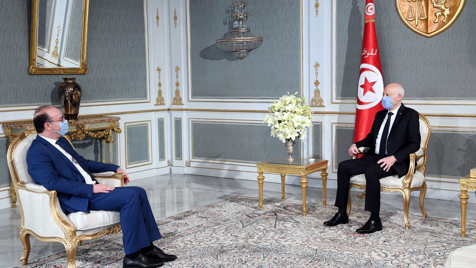 بحث إجراءات التخفيف من الحجر الصحي