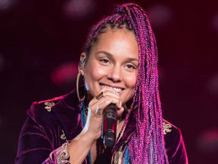 النجمة أليشيا كيز تشكر الفرق الطبية من خلال أغنية