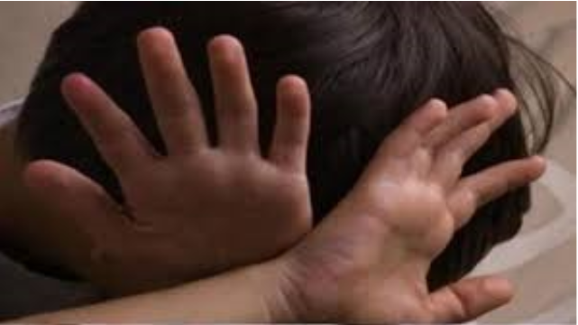 فظيع: أم تحرق ابنيها بسكين ساخن فظيع: أم تحرق ابنيها بسكين ساخن