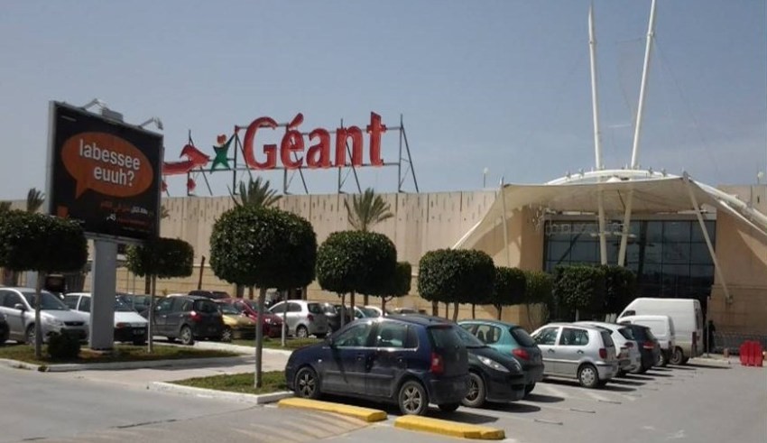 المساحات والمراكز التجارية تطالب بفتح أبوابها فورا ..