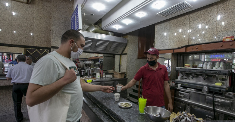 توقيت جديد لرفع الكراسي في المقاهي والمطاعم