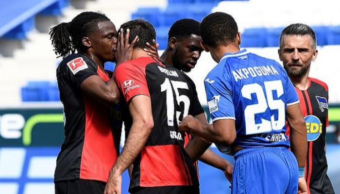 تهمة وأيّ تهمة: هل قبّل بوياتا زميله جرويتش بعد تسجيل هدف؟!