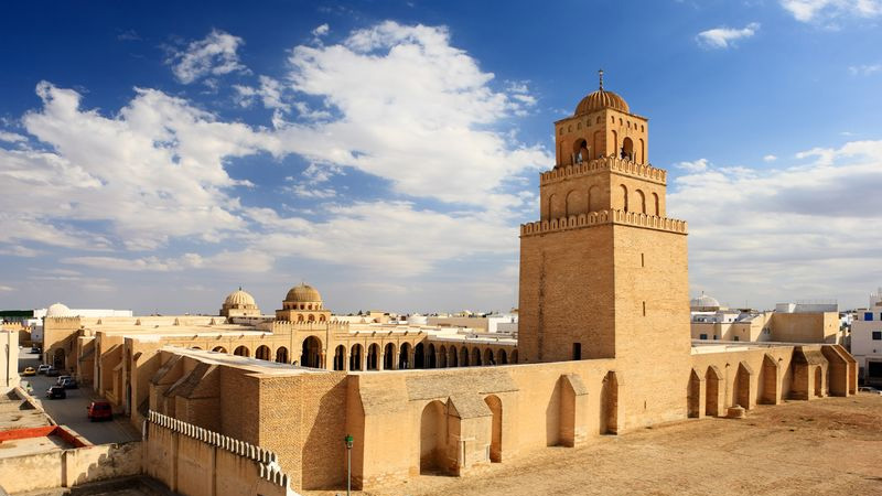 زَبِيبَتَان.. في جامع عُقْبة..