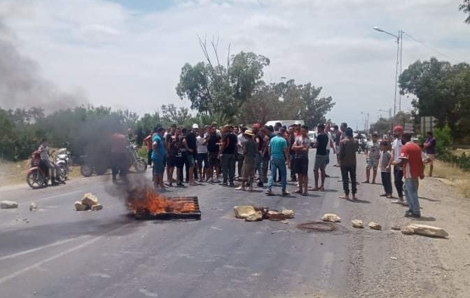 حاجب العيون: احتجاج بغلق طريق حاجب العيون: احتجاج بغلق طريق