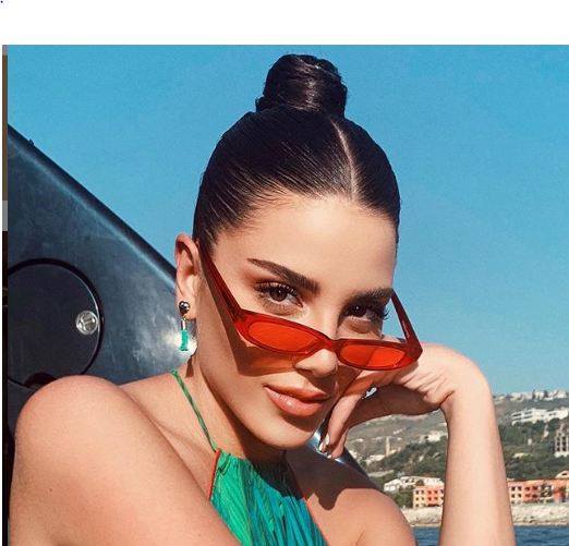 نيمار يحوم حول حسناء عربية