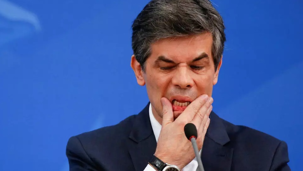 الثاني في ظرف شهر: كورونا يطيح بوزير الصحة في البرازيل الثاني في ظرف شهر: كورونا يطيح بوزير الصحة في البرازيل