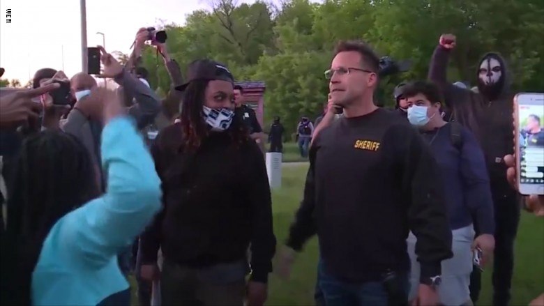 هذا كان موقف شرطيّ أمريكي من الاحتجاجات في ميشيغان