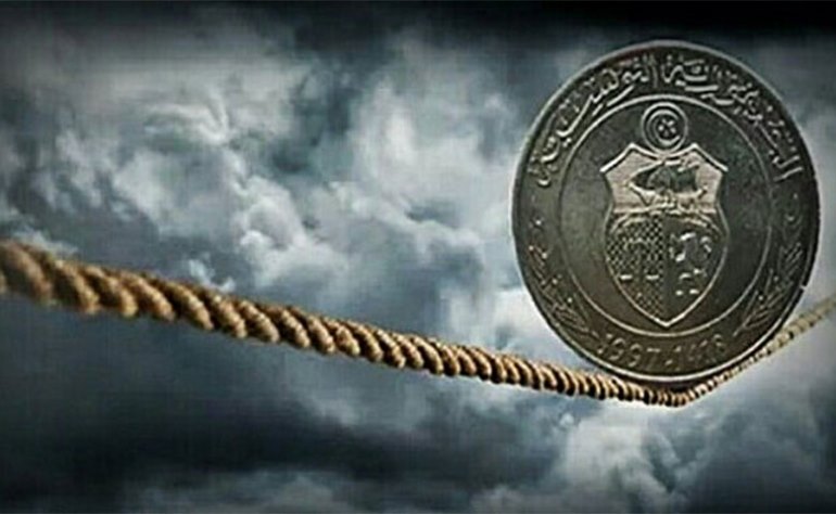 تراجع قيمة الدينار أمام الدولار.. خبراء يحللون