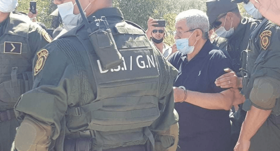 هكذا حضر الوزير الأوّل الجزائري السابق جنازة أخيه هكذا حضر الوزير الأوّل الجزائري السابق جنازة أخيه