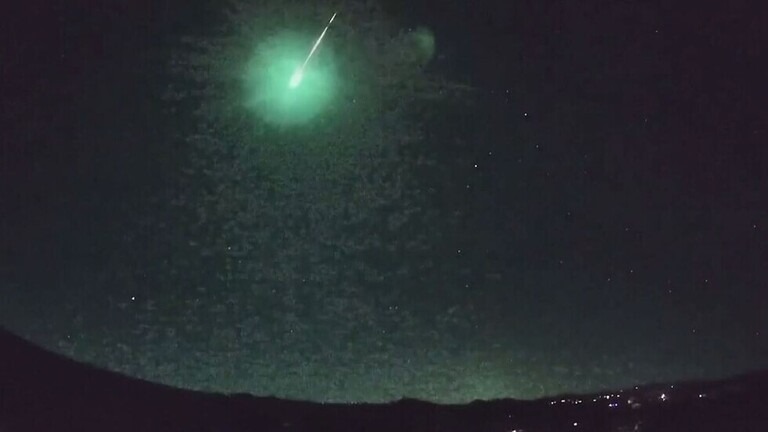 ما سرّ الجرم الملتهب الأزرق في سماء أستراليا؟