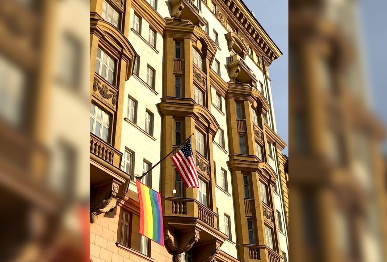أثارت غضب موسكو: السفارة الأمريكية ترفع علم المثليين إلى جانب علم الولايات المتحدة