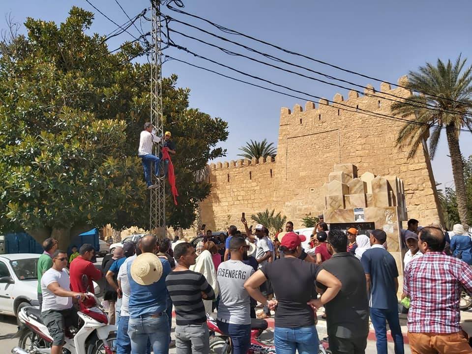 اثنان من المحتجين  يهددان بالانتحار