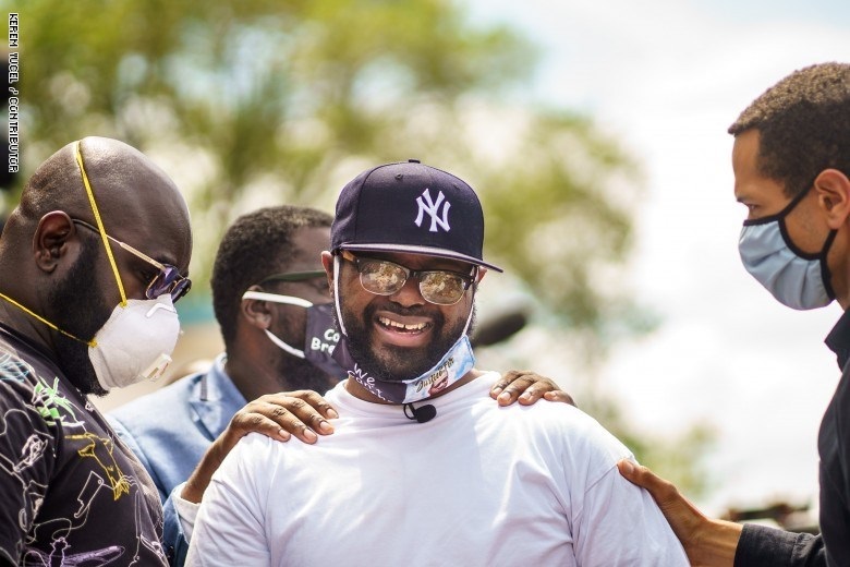 شقيق جورج فلوريد فاجأ المحتجين بموقفه ممّا يحصل