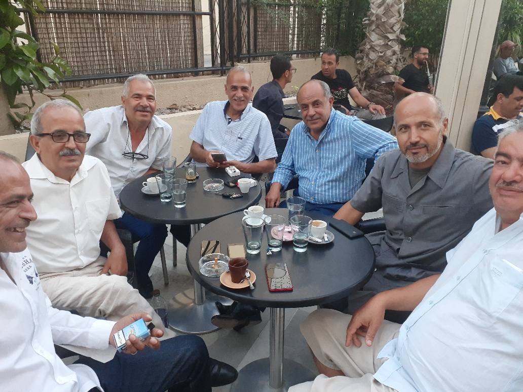 شاهدوا كيف يجمع المقهى من فرقتهم السياسة