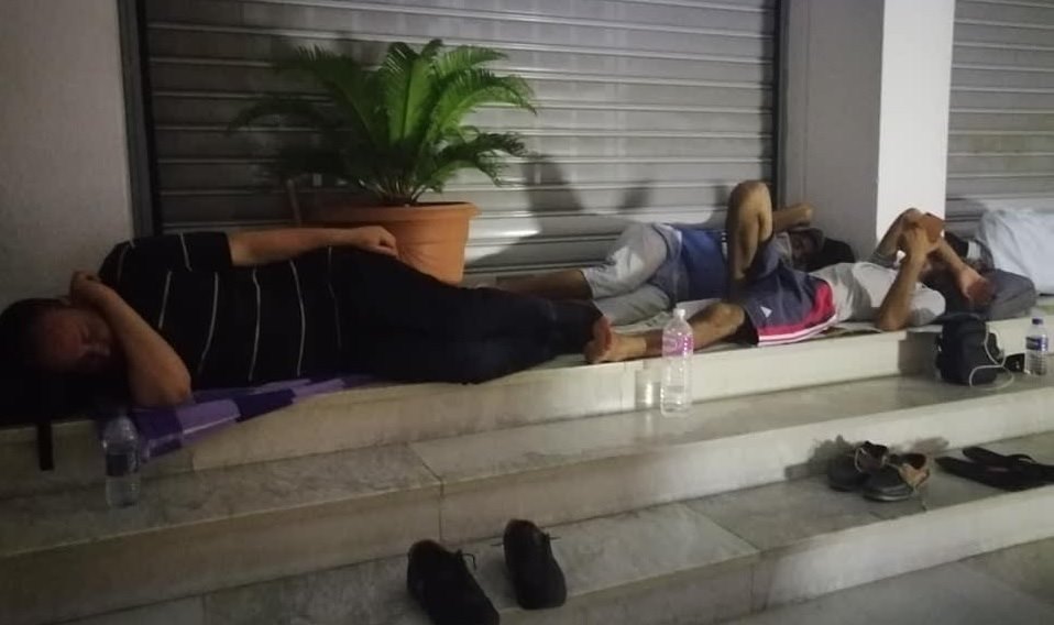 ياسين العياري وألفة التراس يزوران الدكاترة المعتصمين ياسين العياري وألفة التراس يزوران الدكاترة المعتصمين