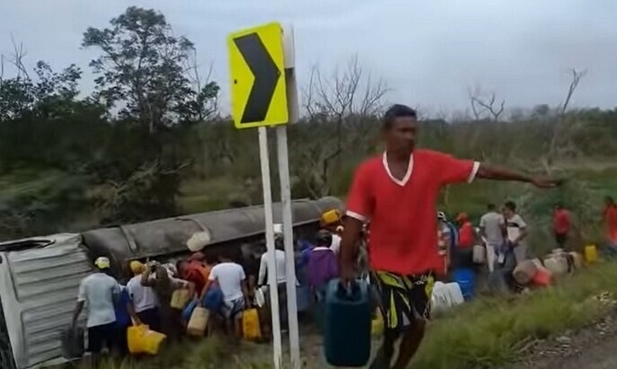 احتشدوا حول صهريج لسحب حصتهم من غنيمة البنزين لكن ..(فيديو)