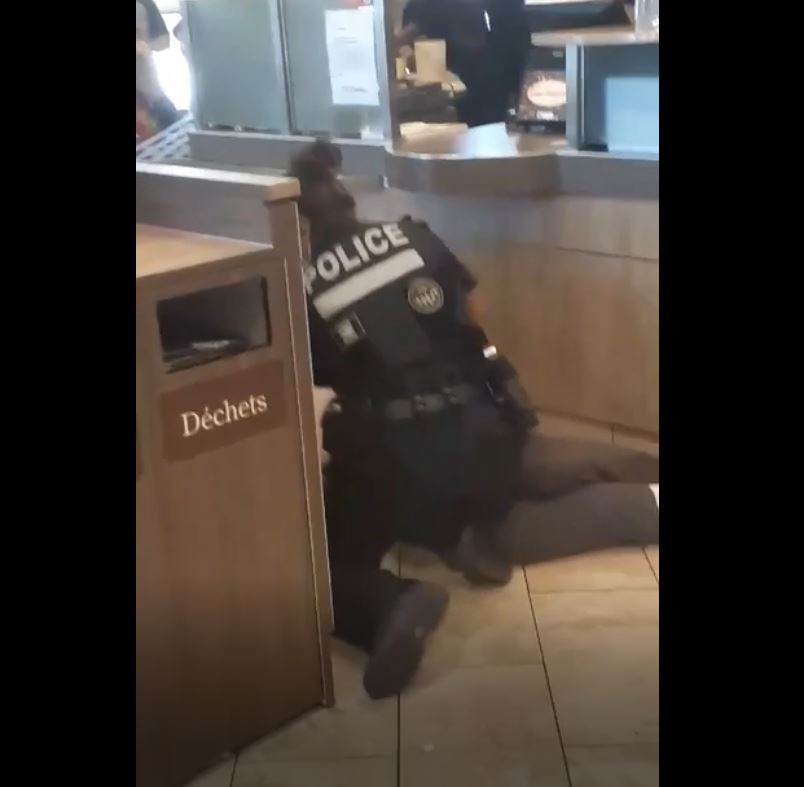 فيديو من مونريال/ 3 أعوان أمن ـ أحدهم بلا كمّامة ـ يوقفون مواطنا بلا كمّامة