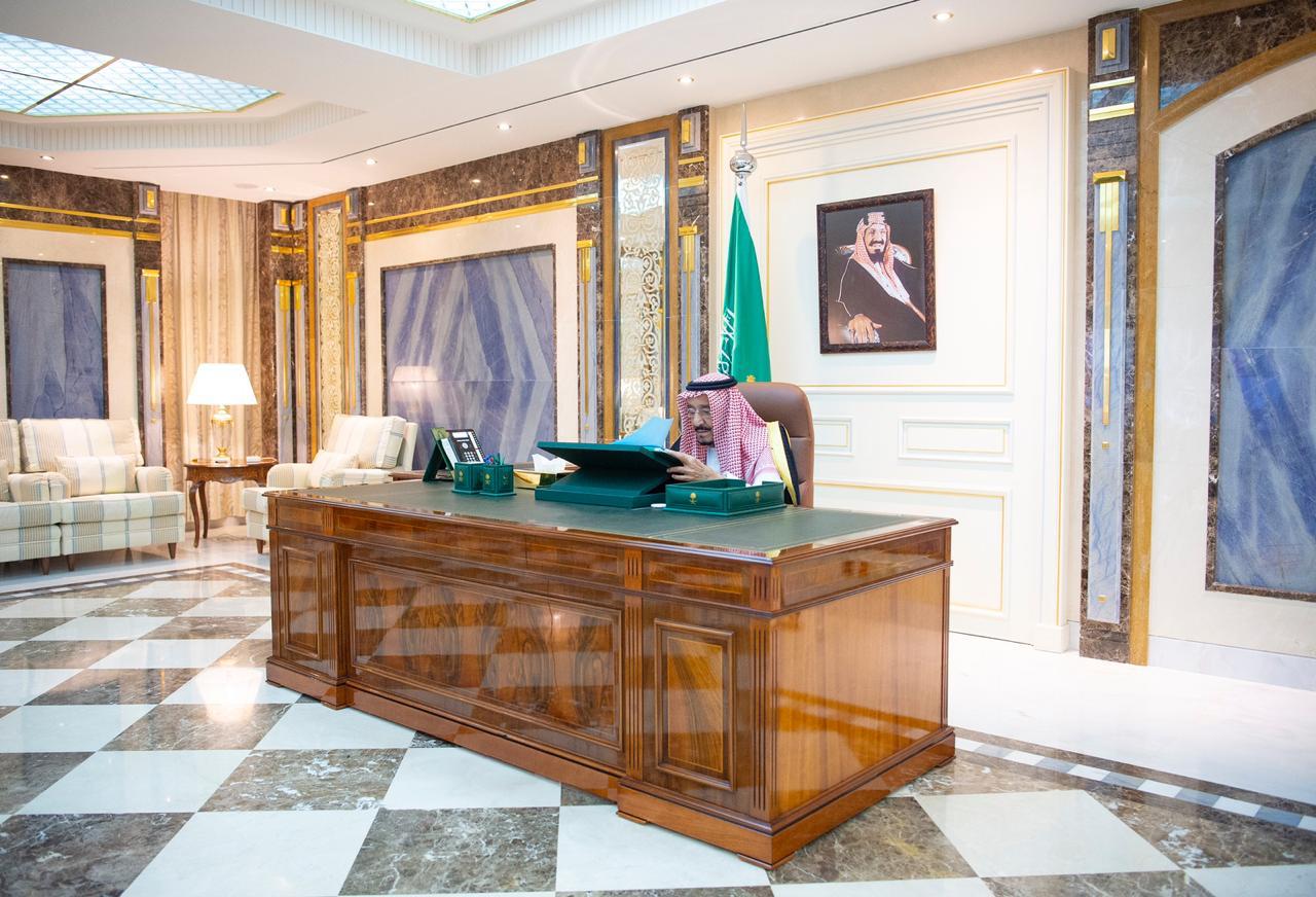 فيديو للرد على تكهنات حول حالته الصحية: الملك سلمان يترأس مجلس الوزراء من المستشفى