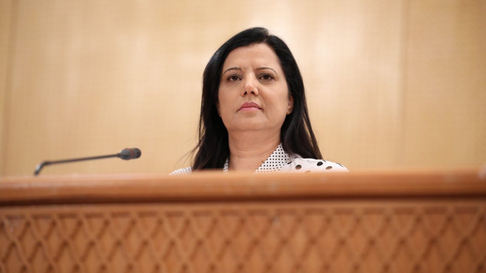 سميرة الشواشي تتحدّى المرض وتشارك في جلسة سحب الثقة من الغنوشي