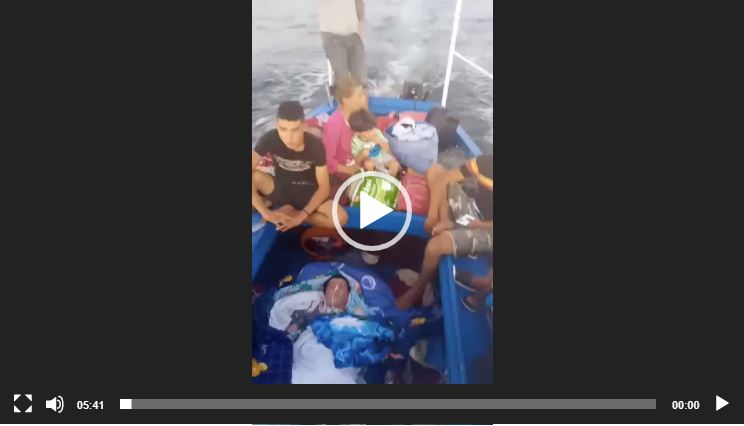 شاهد الفيديو / مفاجاة غير سارة في انتظار حارق تونسي رفقة ابنه المريض بالاوكسجين وعائلته