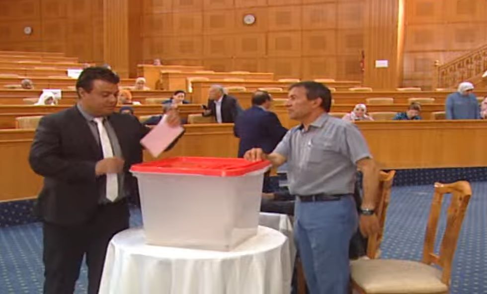 جلسة سحب الثقة/ انطلاق عملية التصويت