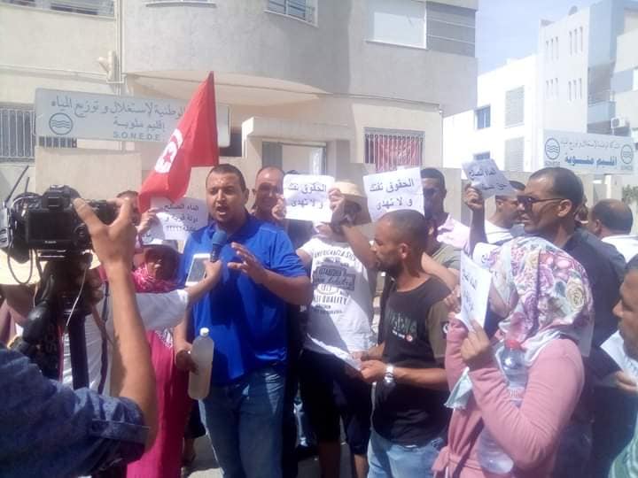 محتجون يغلقون مداخل المرناقية محتجون يغلقون مداخل المرناقية