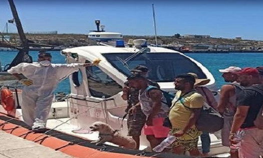 أصبحت موضة/ حارقون وصلوا إلى لمبيدوزا ومعهم كلبهم