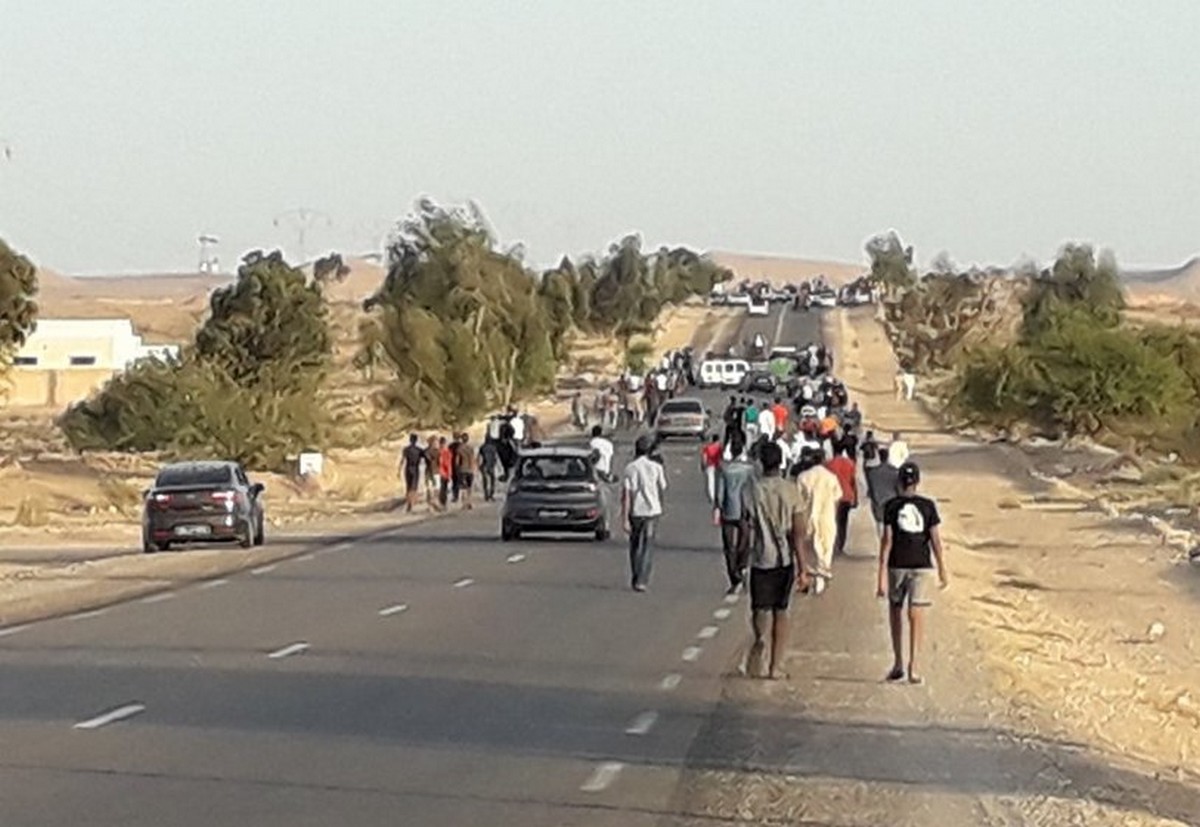 بعد قطع 50 كلم على الاقدام احتجاجا ..اهالي رمادة يعودون ‏لمدينتهم