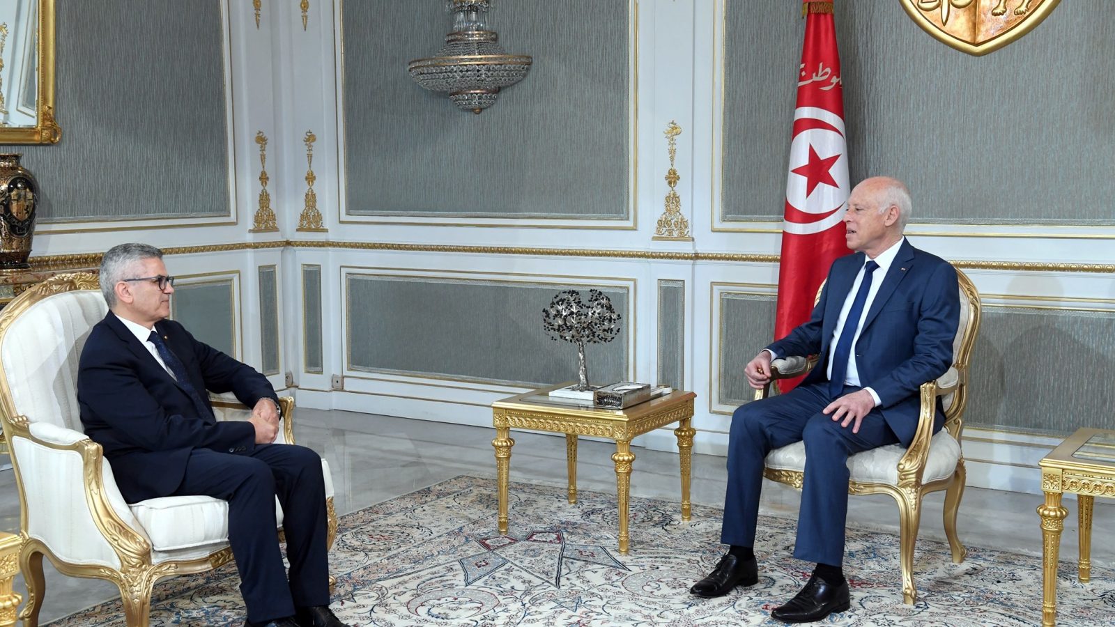 البحث عن حلول لحاملي الدكتوراه ولظاهرة هجرة الأدمغة