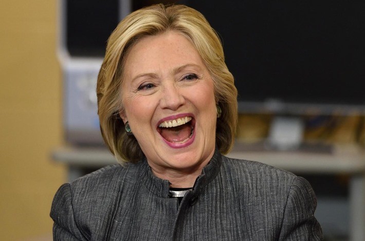 هيلاري كلينتون فرحة بقرارات تويتر