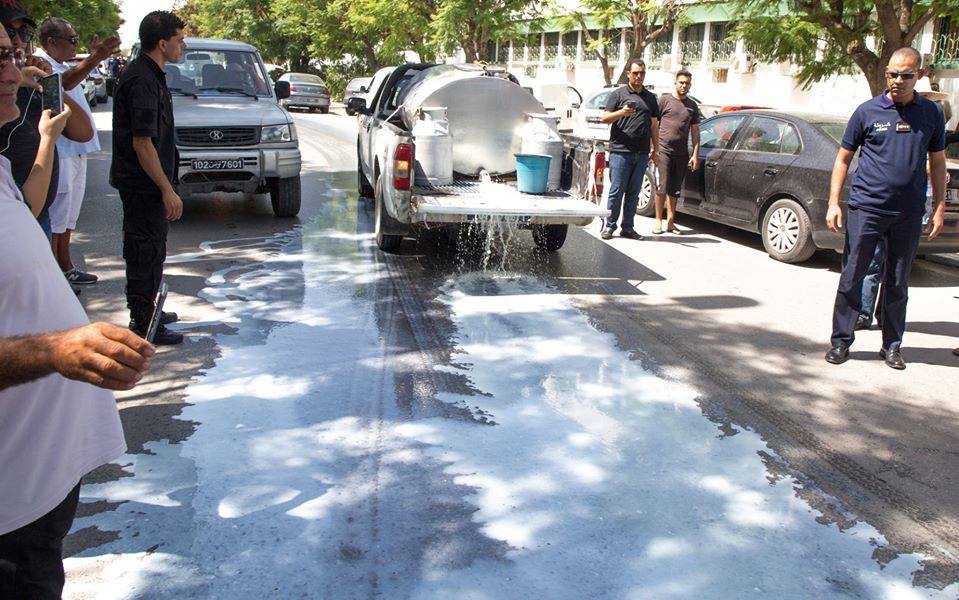 تجمع منتجي الحليب أمام وزارة الفلاحة والأمن يفرقهم(صور)