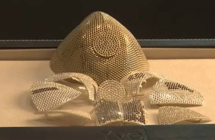 آخر التقليعات/ كمّامة من الذهب المرصّع بالألماس