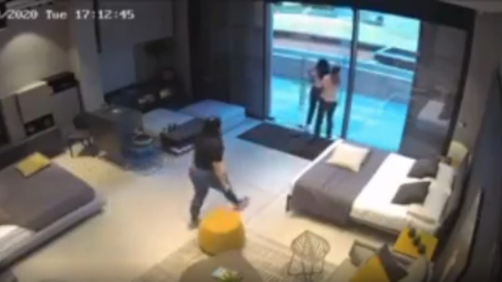 فيديو لم ينشر.. شاهدوا 3 فتيات في قلب الانفجار ببيروت