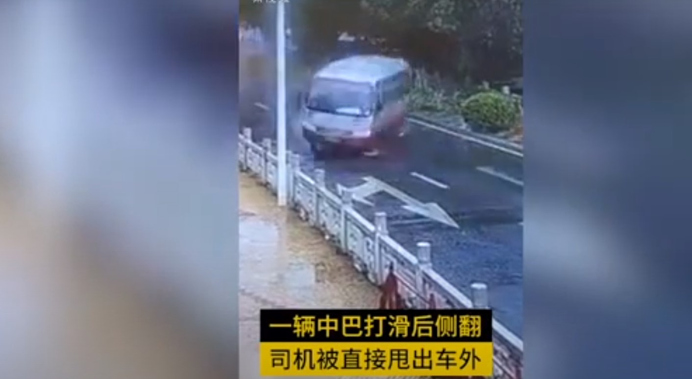 شاهدوا/ انزلاق حافلة والسائق يسقط من النافذة