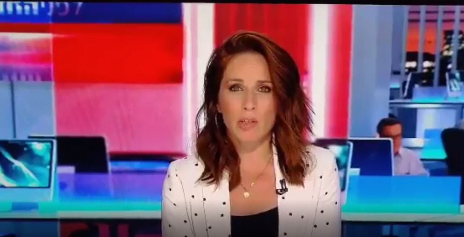 لعنة التطبيع/ مراسل تلفزي إسرائيلي يسقط في دبي أثناء بث مباشر (فيديو)