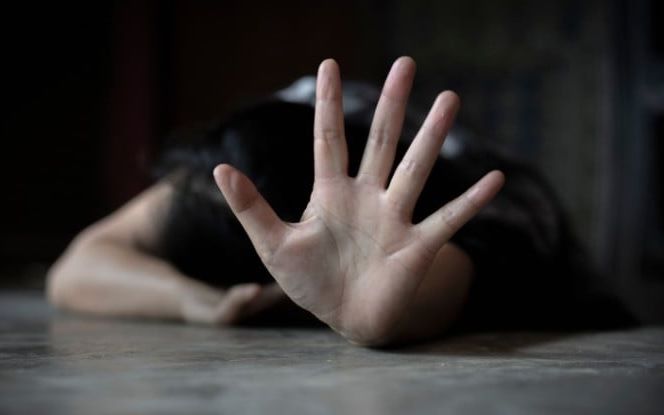حوّلوا وجهة طفلة الـ 14 عاما ثم تداولوا على اغتصابها