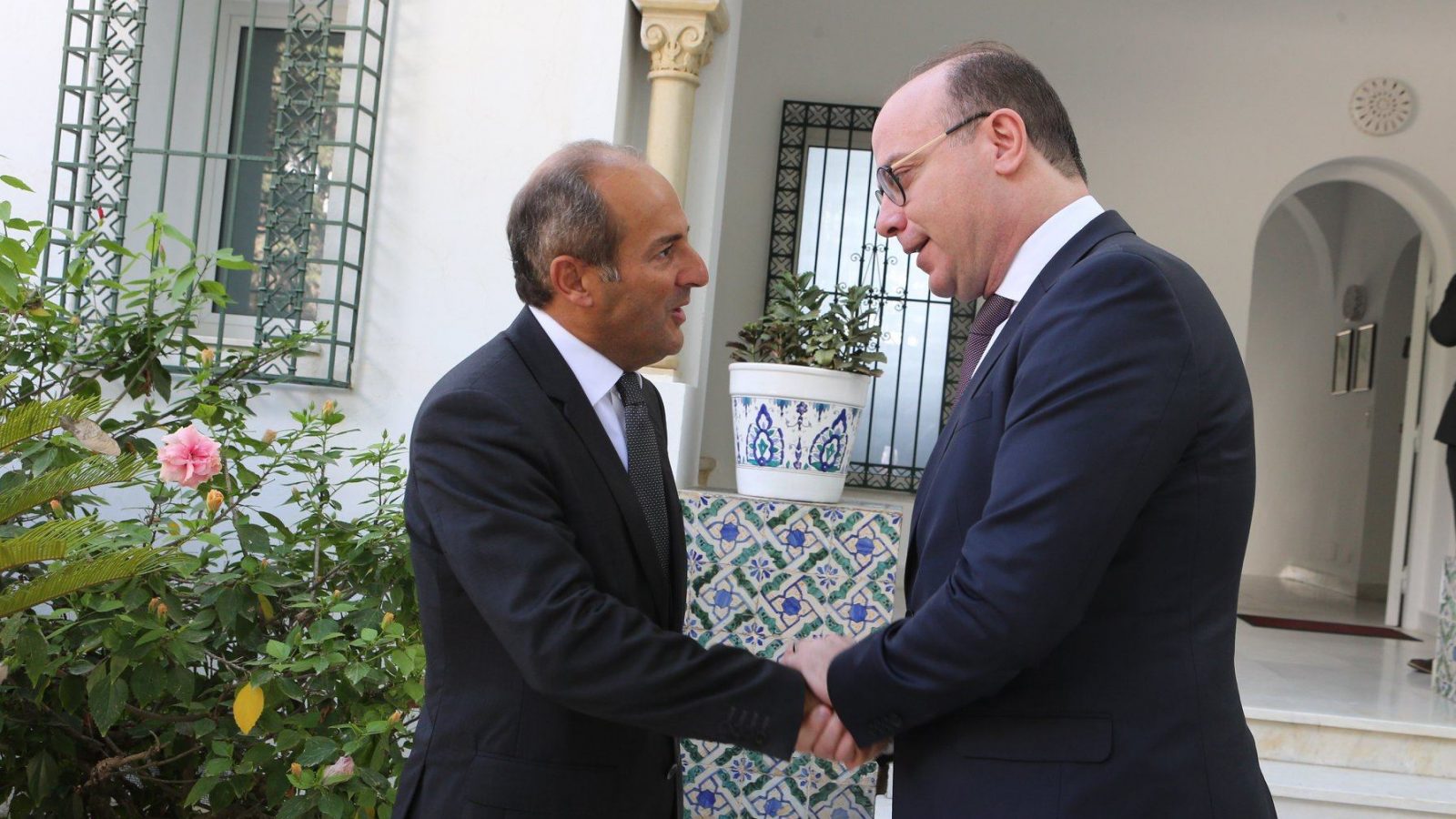 الفخفاخ يتحول إلى مقر إقامة السفير اللبناني للتعازي والمواساة